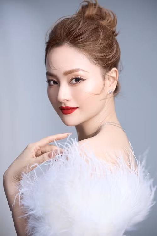 Trước NSND Minh Hằng, không ít nghệ sĩ cũng gặp sự cố bị cướp giật. Năm 2015, diễn viên Lan Phương chia sẻ trên trang cá nhân, trước khi mở cửa lên xe, cô bị cướp giật mất túi xách. Ảnh: FBNV.