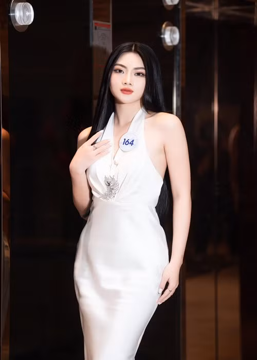 Hoa khôi Đại học Duy Tân năm 2018 sở hữu gương mặt sắc sảo. Ngoài làm người mẫu, Quỳnh Thư còn là huấn luyện viên pilates.