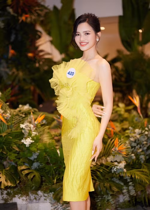Váy áo bó sát tôn hình thể của thí sinh Miss World Vietnam 2023.
