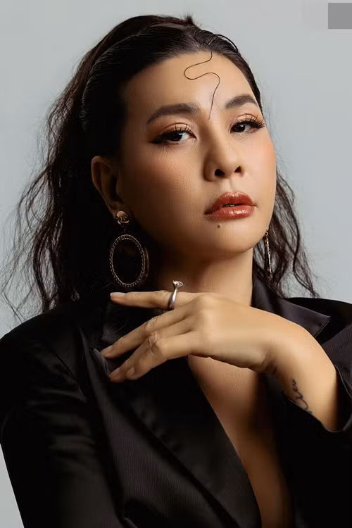 Cô nói thêm: "Hy vọng đến năm 60 tuổi, tôi sẽ mặc áo cưới nhưng không phải là chụp ảnh quảng cáo cho áo cưới như bây giờ".
