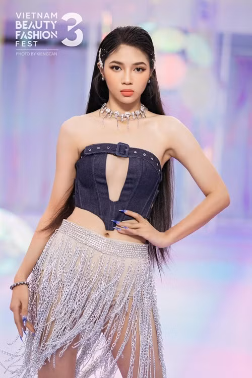 Cô sở hữu sống mũi cao, mắt sâu, nụ cười tươi. Ảnh: FBNV.