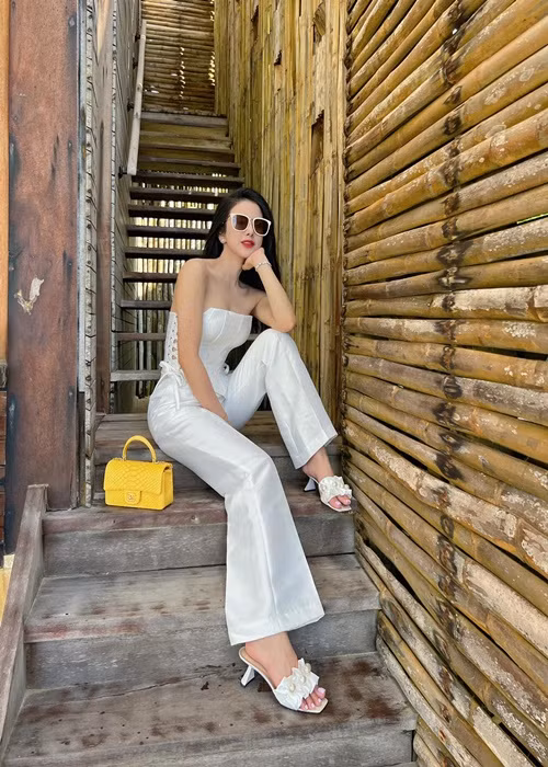 Khi ly hôn, chồng cũ Diệp Lâm Anh đề nghị nắm toàn quyền điều hành một thương hiệu trà sữa. Diệp Lâm Anh tôn trọng và rút ra khỏi vị trí điều hành. Khi ngưng điều hành thương hiệu trà sữa, cô vẫn còn một số thương hiệu về thời trang, quán bar. Ảnh: FBNV.