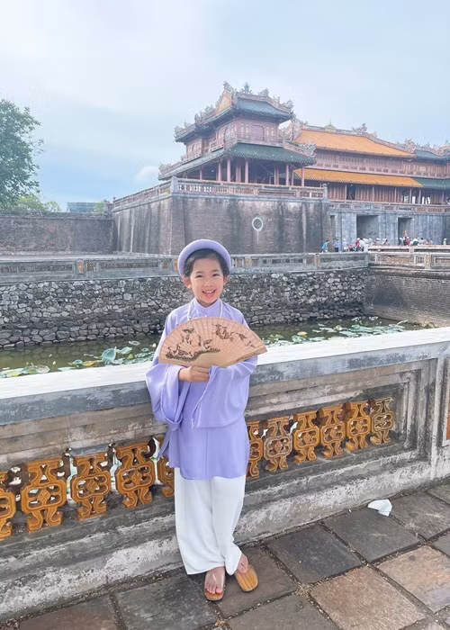 Những hình ảnh bé Lavie - con gái Mai Phương thường xuyên được bảo mẫu chia sẻ trên trang cá nhân. Mới đây, bảo mẫu đăng tải hình ảnh Lavie mặc áo dài khi đi du lịch. Ảnh: FBNV.