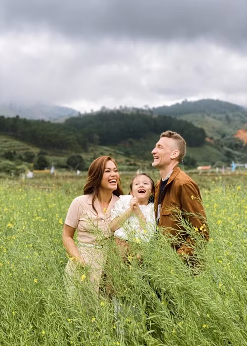 Năm 2015, Phương Vy lên xe hoa với ông xã người Mỹ làm trong lĩnh vực sản xuất phim ảnh. Quán quân Vietnam Idol 2007 cho hay sau khi kết hôn, tình cảm của cô và ông xã thậm chí sâu đậm hơn nhiều so với lúc mới yêu. Ảnh: FBNV.