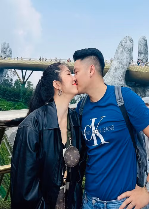Cả hai quấn quýt không rời từ cuộc sống đời thường đến khi tham gia sự kiện.