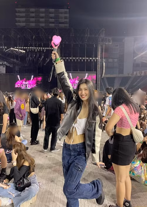 Nàng hậu kết hợp áo crop-top cùng quần jeans cạp trễ túi hộp. Ảnh: FBNV.