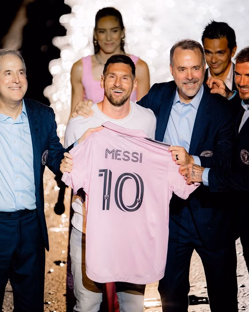 Dàn lãnh đạo câu lạc bộ chụp ảnh cùng siêu sao người Argentina. (Nguồn: Getty Images)