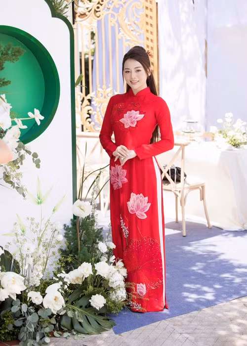 Phương Oanh diện áo dài đỏ thêu hoa sen trong lễ ăn hỏi. Ảnh: FB Ngọc Hân.