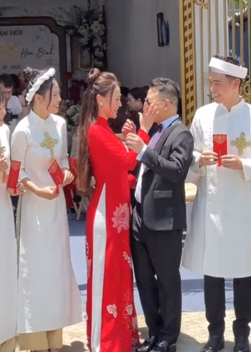 Cô dâu ân cần lau mồ hôi cho chú rể. Ảnh: Phụ Nữ Số.