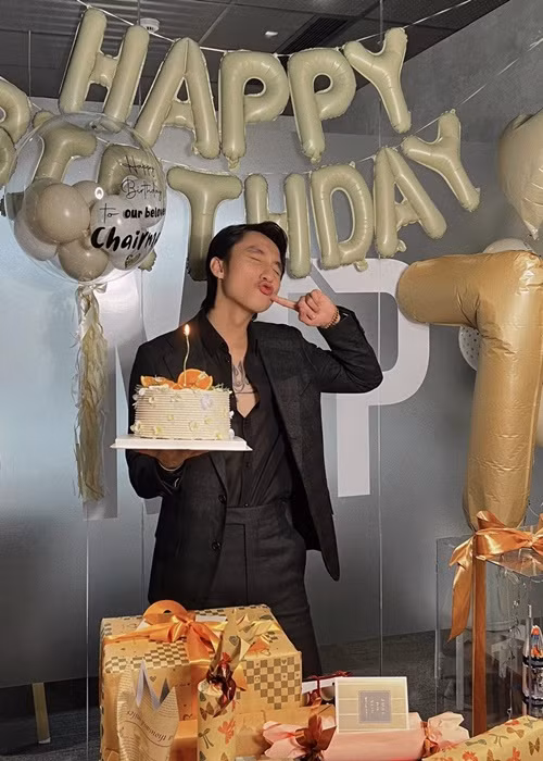  Sơn Tùng M-TP chính thức bước sang tuổi mới vào ngày 5/7. Anh viết: "Cuối cùng cũng bước sang tuổi 18. Thật tuyệt vời. Và tuyệt vời hơn nữa khi được bước qua thời khắc thiêng liêng này cùng với những người anh em bằng một bữa tiệc siêu bất ngờ từ mọi người. Cảm ơn nhiều lắm. Cầu mong thật nhiều những điều tuyệt vời cho chặng đường ở phía trước”. Ảnh: FBNV.