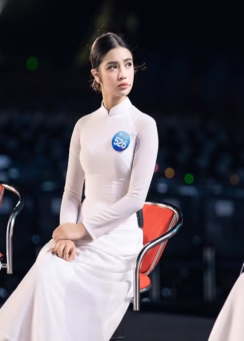 Khi Khánh Linh đang tham gia Miss World Vietnam 2022, một số tài khoản tự xưng là bạn học cũ của Khánh Linh tố chân dài từng bạo lực học đường, chống đối thầy cô giáo khi còn ngồi trên ghế nhà trường. Ảnh: Instagram.