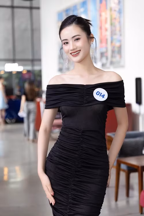Người đẹp gốc Bình Định cao 1m75, có số đo ba vòng 79-59-89 cm. Ảnh: FBNV.