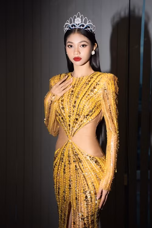 Minh Kiên xinh đẹp hơn khi được trang điểm kỹ lưỡng, ăn mặc lộng lẫy với vai trò á hậu. Ảnh: Fanpage.