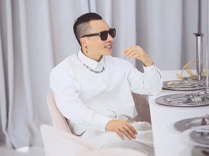 “Nhân viên mình nói không đi là mất cọc. Bạn ậm ừ và giờ gây áp lực. Gia đình này được cả hai vợ chồng thông minh hiểu biết về từ “cọc” . Sau này nên cẩn thận và suy nghĩ kỹ. Đừng lấy tiền sữa của con đi chơi đặt cọc và kêu ca đòi lại”, Khắc Tiệp nhắn nhủ hai người tố. Sau khi ông bầu lên tiếng, lùm xùm lắng xuống. Ảnh: FBNV.