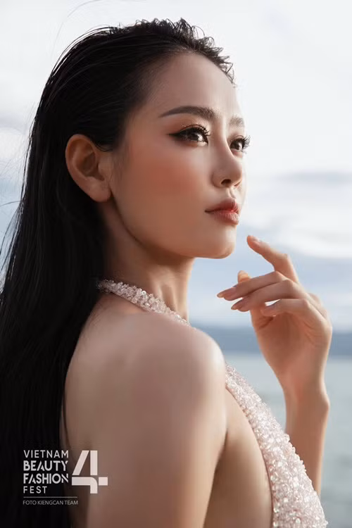 Sau khi đưa ra những gạch đầu dòng cho bản thân, Khánh Linh đã bắt tay thực hiện như học thêm một khóa Tiếng Anh, đọc nhiều sách để cung cấp vốn từ thêm phong phú, kỹ năng giao tiếp. Ngoài ra, cô vẫn duy trì chế độ ăn, tập thể dục để có sức bền tốt nhất. Ảnh: FBNV.