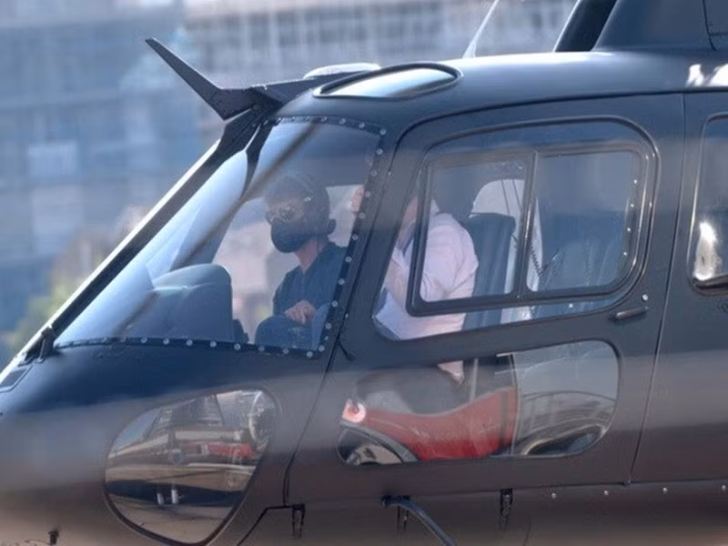 Không bất ngờ khi Tom Cruise sống xa hoa. Năm 2020, anh tự lái máy bay trực thăng đáp xuống gần một sân golf, sau đó đi bộ đến một địa điểm ăn trưa. Ảnh: Báo Giao Thông.