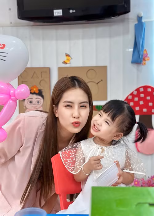Bé Sol có phần nghịch ngợm. Ảnh: FBNV.