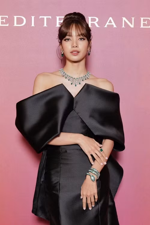 Lisa sở hữu 1 chiếc thẻ đen quyền lực chỉ dành cho giới siêu giàu. Theo Koreaboo, chỉ có 0,05% dân số Hàn Quốc có cơ hội nắm trong tay chiếc thẻ danh giá này. Yêu cầu cơ bản của chủ thẻ là chi tiêu ít nhất 191 triệu đồng mỗi tháng, tài sản tối thiểu phải là 191 tỷ đồng. Ảnh: Vietnamnet.