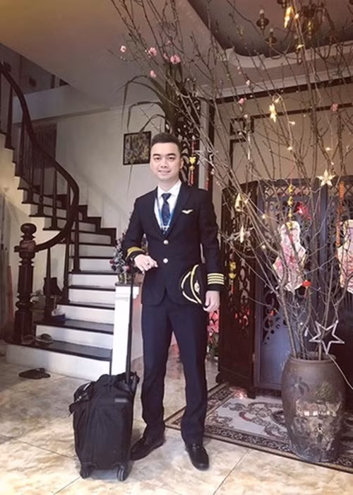 Tháng 10/2019, sau thời gian giữ vị trí cơ phó, nam diễn viên phim Xin hãy tin em để lộ việc được thăng cấp bậc. Ảnh: FBNV.