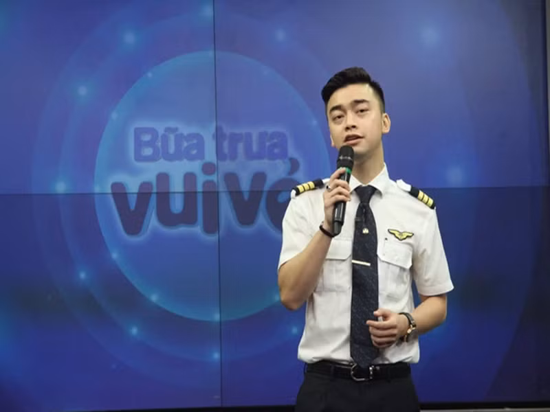 Dù không còn hoạt động nghệ thuật, cơ trưởng Hà Duy vẫn nhận được sự quan tâm của nhiều khán giả. Ảnh: Người Lao Động.