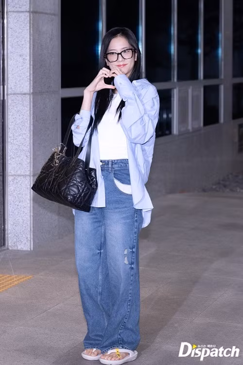 Jisoo mặc áo thun trắng, áo sơ mi dáng dài và quần jeans ống rộng. Ảnh: Dispatch.