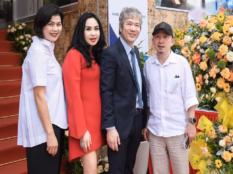 Năm 2022, nhạc sĩ Quốc Trung cùng bạn đời mang hoa đến chúc mừng Thanh Lam và chồng chưa cưới khai trương bệnh viện. Ảnh: Dân Trí.