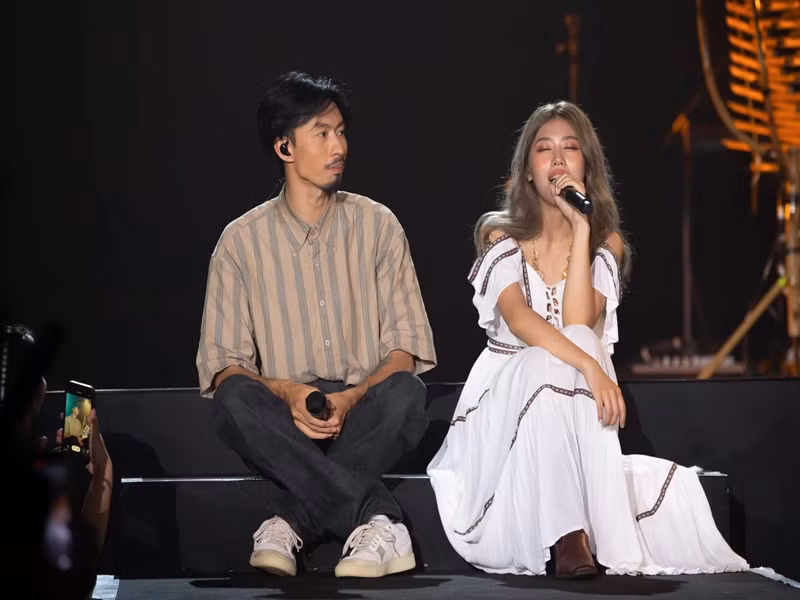 PiaLinh là giọng ca kết hợp với Đen Vâu trong MV Nấu ăn cho em của nam ca sĩ. Ảnh: FBNV.