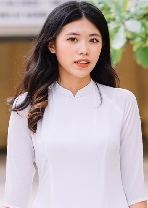 PiaLinh tên thật là Nguyễn Hoàng Hương Linh, sinh năm 2004, đến từ Hà Nội. Bố mẹ cô đều làm khoa học. Ảnh: FBNV.