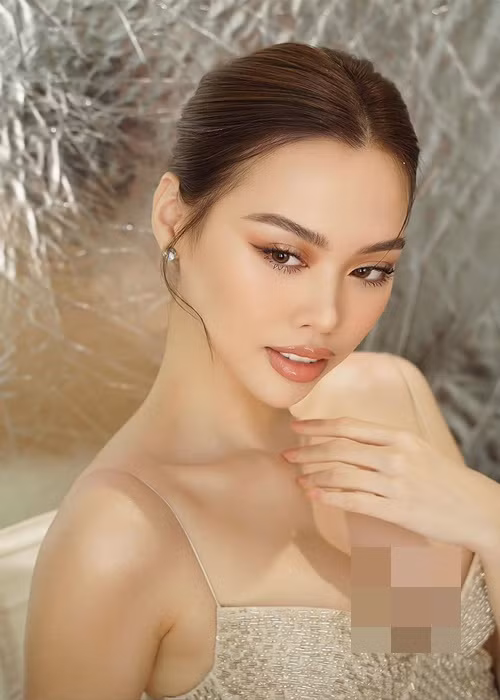 Tâm Như chuộng trang phục tôn vòng một.