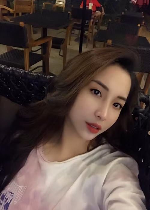 Thùy Linh có nhan sắc xinh đẹp không thua kém hot girl.