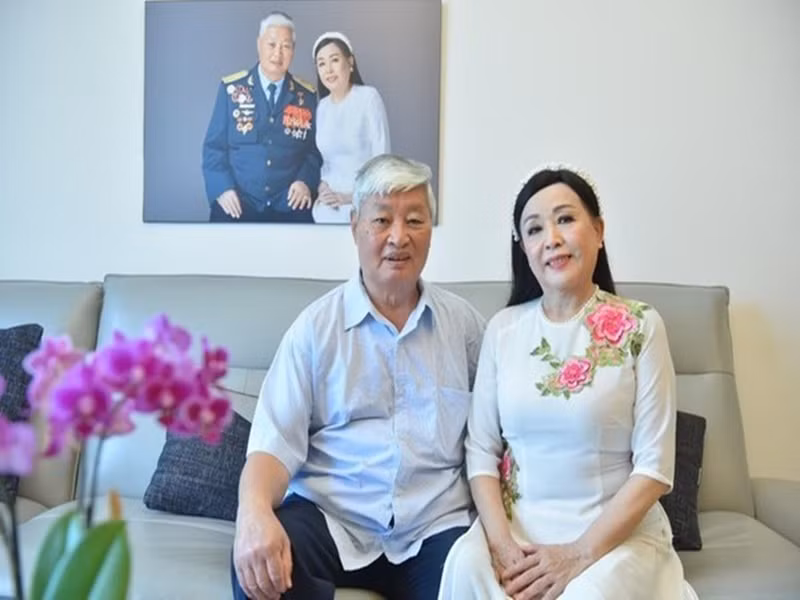 Theo Vietnamnet, ông xã của NSND Thu Hiền là anh hùng lực lượng vũ trang Vũ Ngọc Đỉnh. “Tôi yêu và gắn bó với ông xã là bởi ông ấy có lối sống giản dị, biết thông cảm và sẻ chia. Ngoài tình chồng vợ, giữa chúng tôi còn là tình nghĩa, chiến hữu và cũng là đồng đội”, bà chia sẻ. Ảnh: Vietnamnet.
