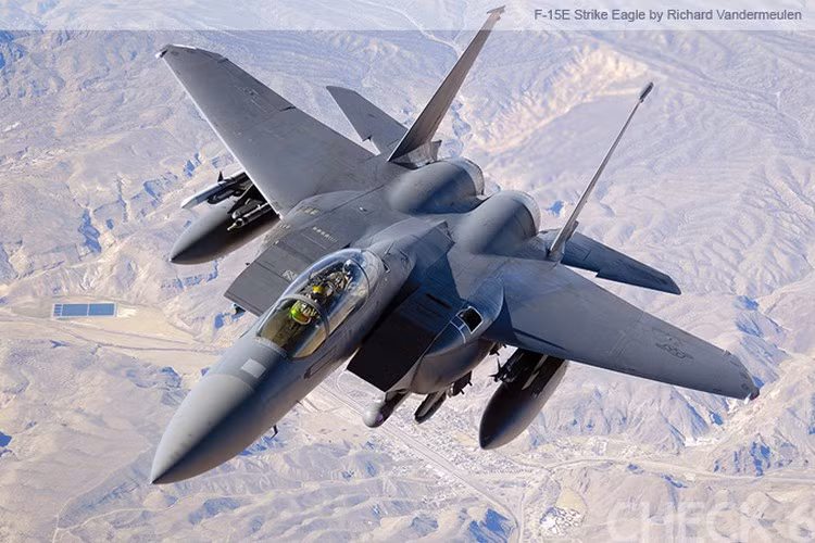 Bên cạnh đó, F-15E được trang bị cả trạm gây nhiễu điện tử với chất lượng hơn hẳn so với các thiết bị đời trước.