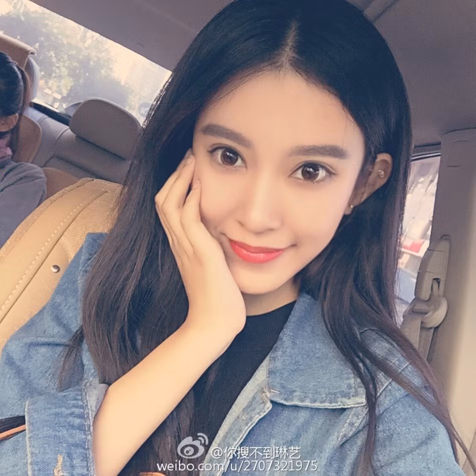 Nhìn bức ảnh này, nhiều người nhầm tưởng Zhang là chị em sinh đôi Angelababy.