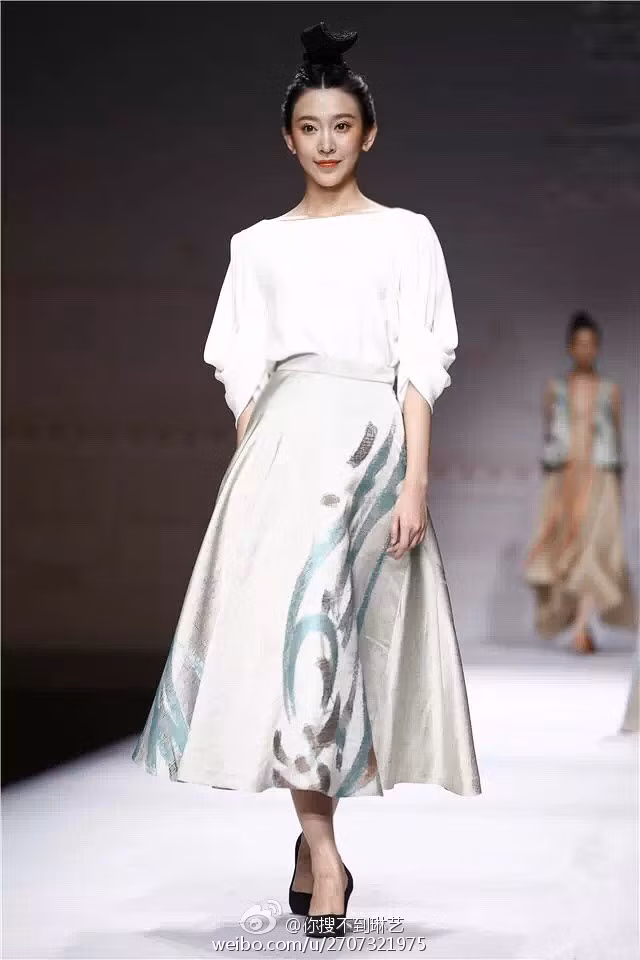 Với lợi thế về chiều cao, Zhang thường được mời tham gia các buổi trình diễn thời trang ngoài thời gian lên lớp.