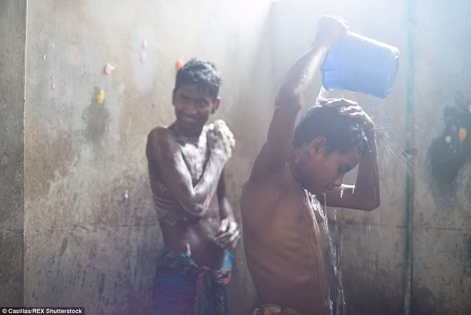 Các công nhân may mặc vị thành niên tắm rửa ngay tại nhà xưởng. Họ cũng ăn, ngủ tại đây để tiết kiệm thời gian khi phải làm việc thêm giờ.