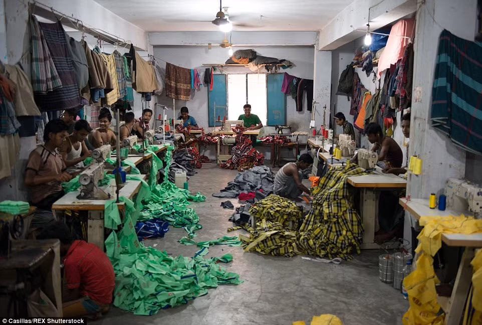 Bên trong một xưởng may trái phép ở ngoại ô thành phố Dhaka.