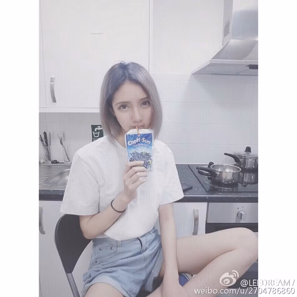 Nhiều người nhầm cô gái trong bức hình này là búp bê sống.