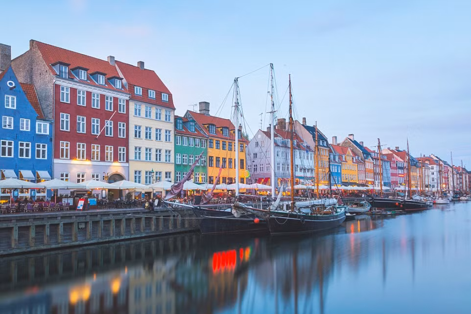 Khu phố Nyhavn ở thủ đô Copenhagen là một trong những điểm du lịch hấp dẫn nhất ở Đan Mạch, với những ngôi nhà cổ được sơn màu rực rỡ nằm cạnh dòng kênh thơ mộng.