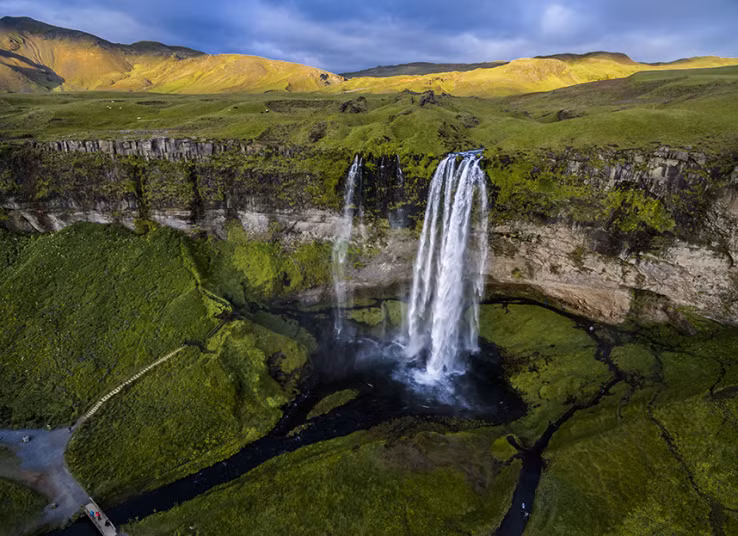 Toàn cảnh thác nước Seljalandsfoss từ trên cao.