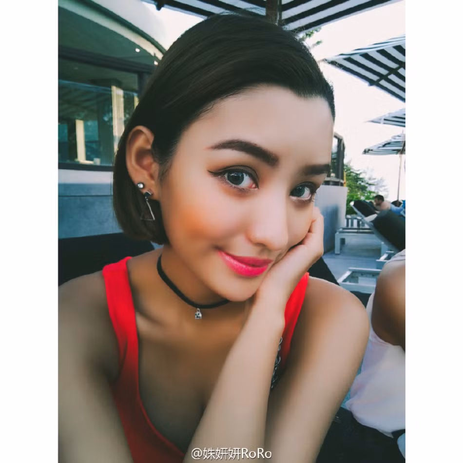 Cô hot girl chân dài có khuôn mặt lai Á Âu khiến cư dân mạng mê mẩn.