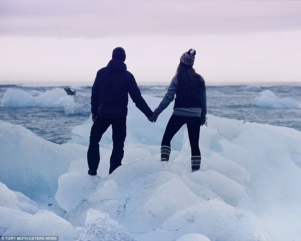 Đứng trên tảng băng giá lạnh trên hồ Jokulsarlon.