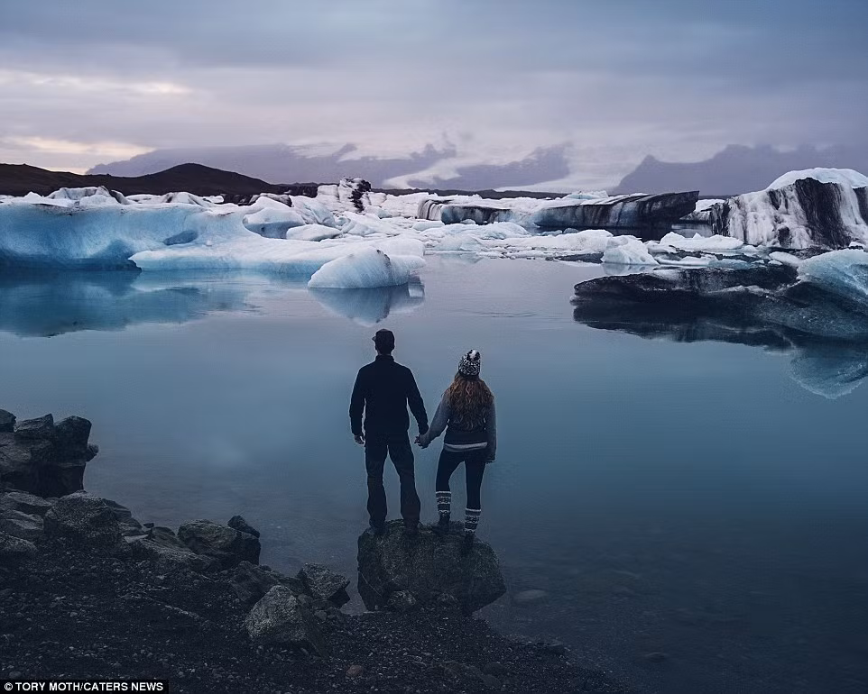 Rachelle và Garrett đã sinh hoạt trên chiếc xe bán tải trong khi di chuyển giữa các địa điểm ở Iceland để tiết kiệm chi phí.
