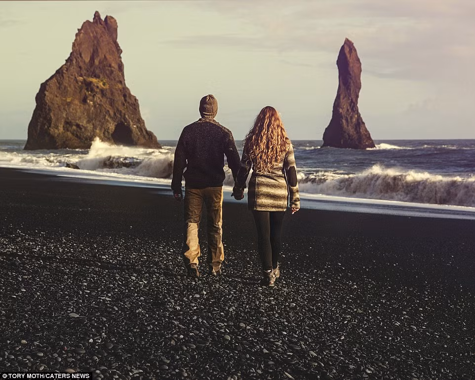 Cùng nhau đi dọc bãi biển cát đen Black Sand nổi tiếng.
