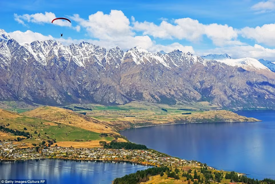 Du khách có thể chơi dù lượn trong khi ngắm phong cảnh New Zealand qua những đỉnh núi phủ đầy tuyết trắng ở Remarkables.