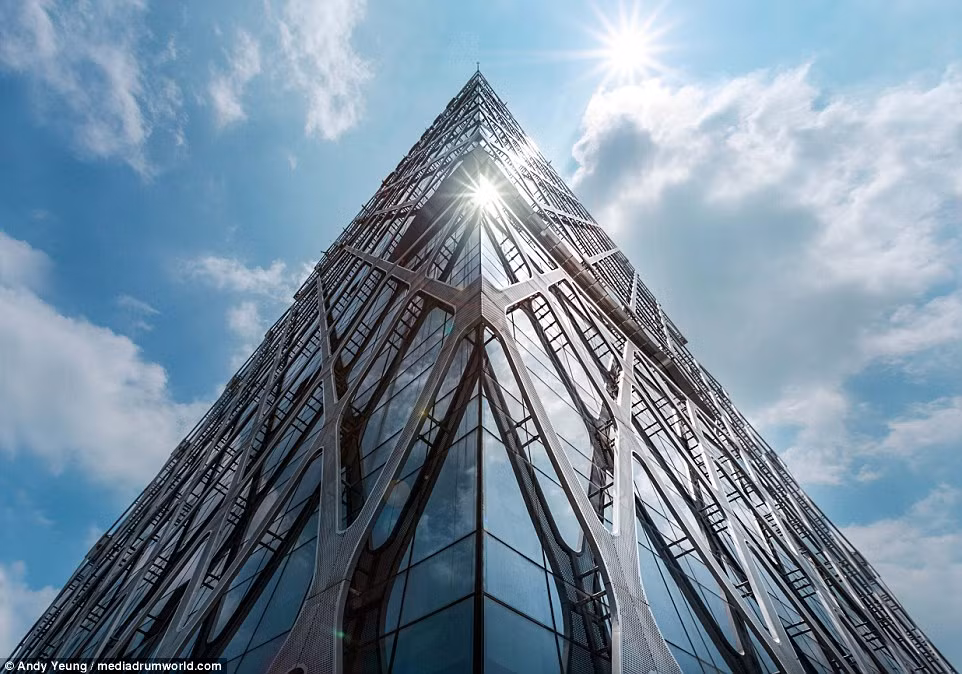 Ánh sáng mặt trời phản chiếu vào các góc cạnh của tòa nhà cao tầng ở Thâm Quyến.