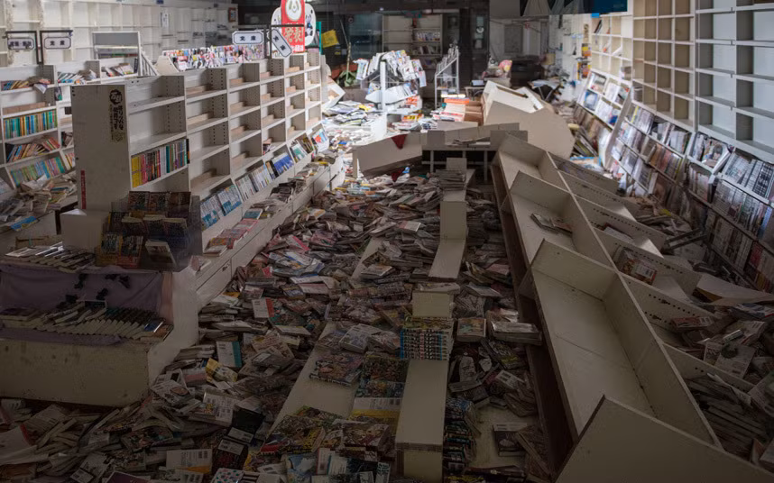Một hiệu sách bỏ hoang ở Fukushima.
