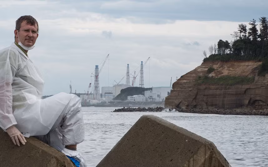Nhiếp ảnh gia người Ba Lan chụp ảnh gần nhà máy điện hạt nhân Fukushima.