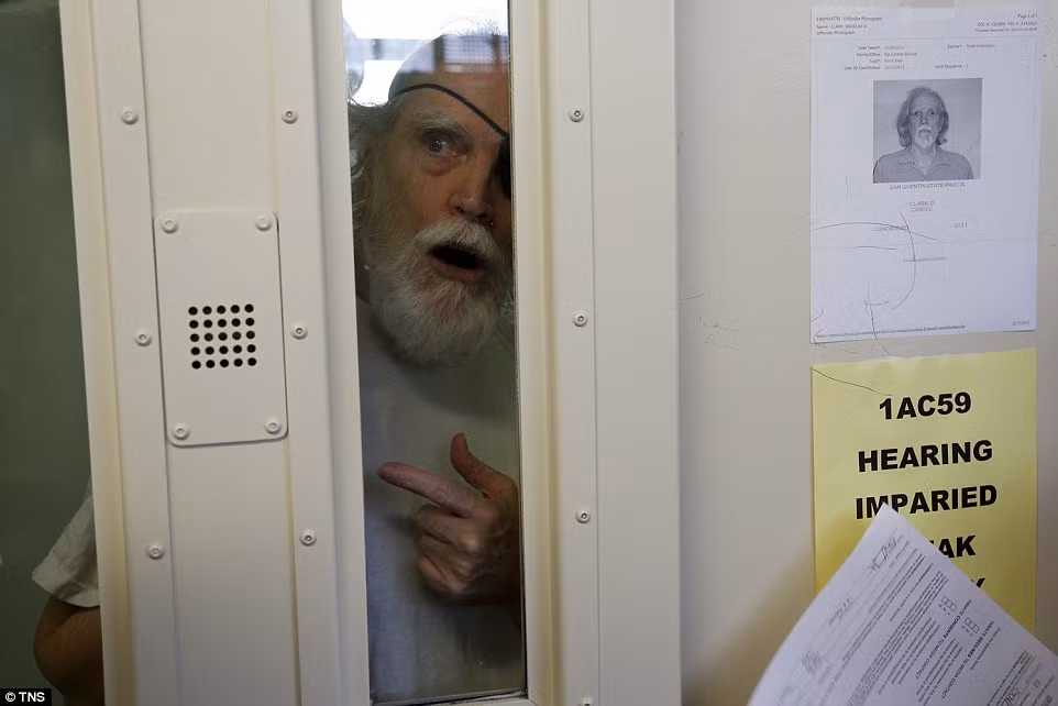 Phạm nhân Douglas Clark nói chuyện với các phóng viên tham quan nhà tù San Quentin hôm 29/12.
