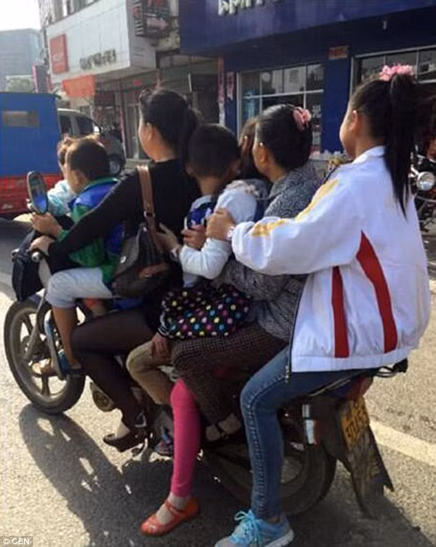 Xe may cho 7 nguoi gay bao mang Trung Quoc