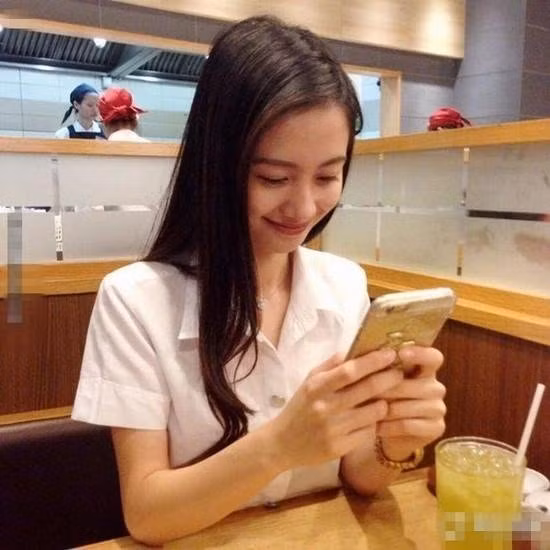 Gắn bó với nghề chưa lâu nhưng cô bạn đã “bỏ túi” nhiều quảng cáo cho các nhãn hiệu lớn về ô tô, đồ điện tử, đồ ăn nhanh.